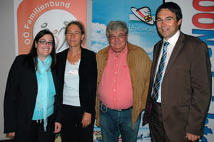 Bild: OÖ Familienbund, v.l.n.r.: Mag. (FH) Simone Schleifer (Landesgeschäftsführerin OÖ Familienbund), Mag. Elisabeth Kumpl-Frommel (Leitung SPES Familien-Akademie), Jesper Juul und Mag. Franz Schützeneder (Leiter Familienreferat) 
