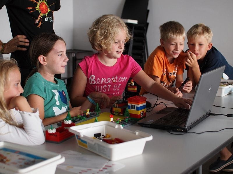Kinder im Ars Electronica Center, aktiv vor einem Bildschirm