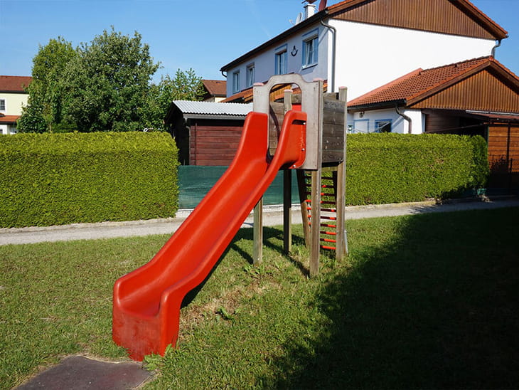 Schlüßlberg Otto-Weinberger-Sieldung Spielplatz Rutsche
