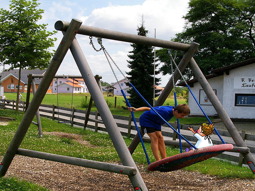 Spielplatz Taufkirchen an der Pram Nestschaukel Illustration