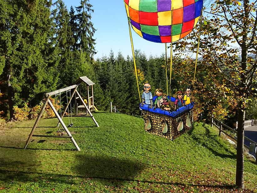Waldburg Spielplatz mit Illustration