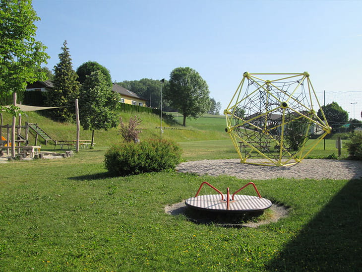 Atzbach Spielplatz Stehkarusell, Klettergerüst