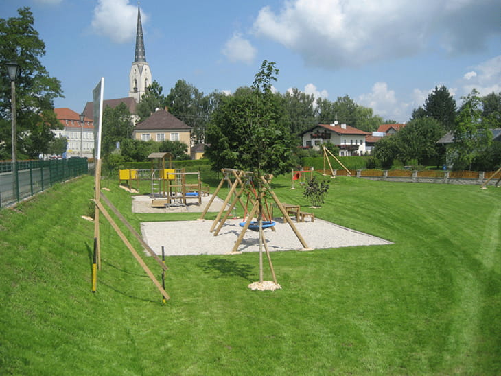Neukirchen an der Enknach Übersicht Spielplatz