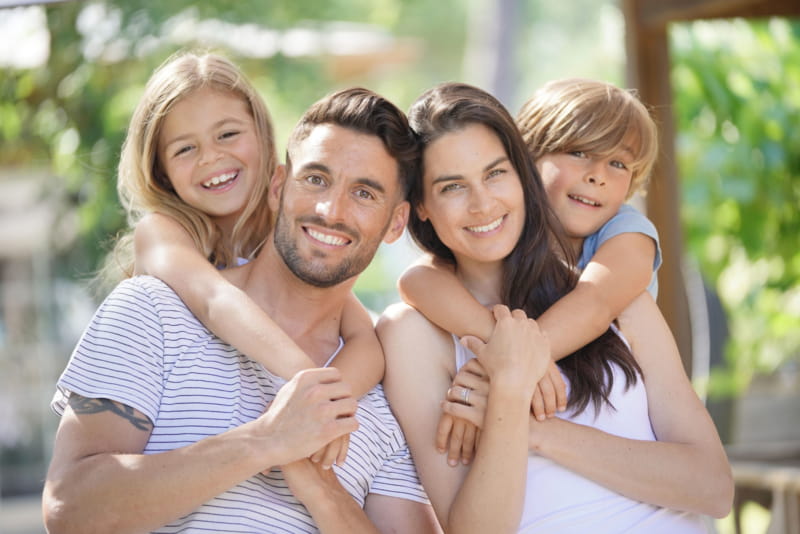 Familie mit Vater, Mutter, Sohn und Tochter