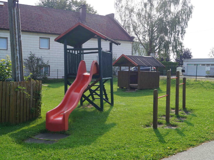 Lambach Hafferlstraße Spielplatz Rutsche