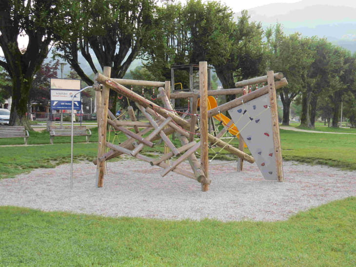 Mondsee Kinderspielplatz Klettergerüst