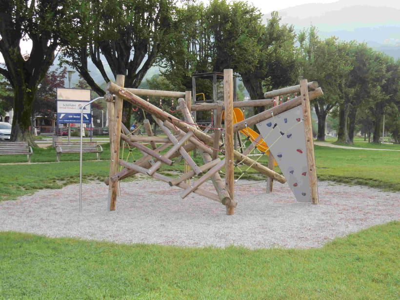 Mondsee Kinderspielplatz Klettergerüst
