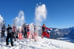 Eine Gruppe von Skifahrern haben Spaß im Pulverschnee - der Himmel ist blau und die Sonne scheint!