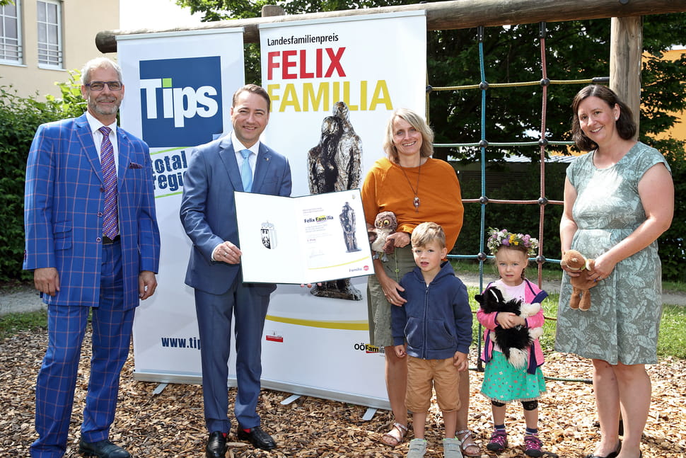 Familienreferent Dr. Manfred Haimbuchner bei der Preisverleihung zum dritten Platz des Felix Familia 2021 mit Bürgermeister Martin Tanzer, Petra Brandstetter (Spielgruppenleiterin) und Romana Griesbeck (Leiterin EKiZ) Familienreferent Dr. Manfred Haimbuchner bei der Preisverleihung zum dritten Platz des Felix Familia 2021
