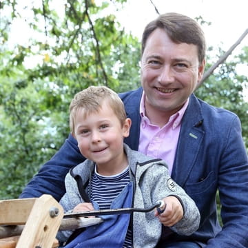 Familienreferent LH-Stv. Dr. Manfred Haimbuchner mit einem kleinen Jungen beim Fest der Natur 