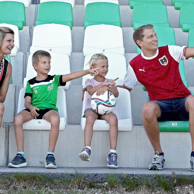 eine Familie im Stadion bei einem Fußballspiel