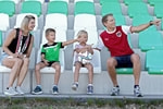 eine Familie im Stadion bei einem Fußballspiel