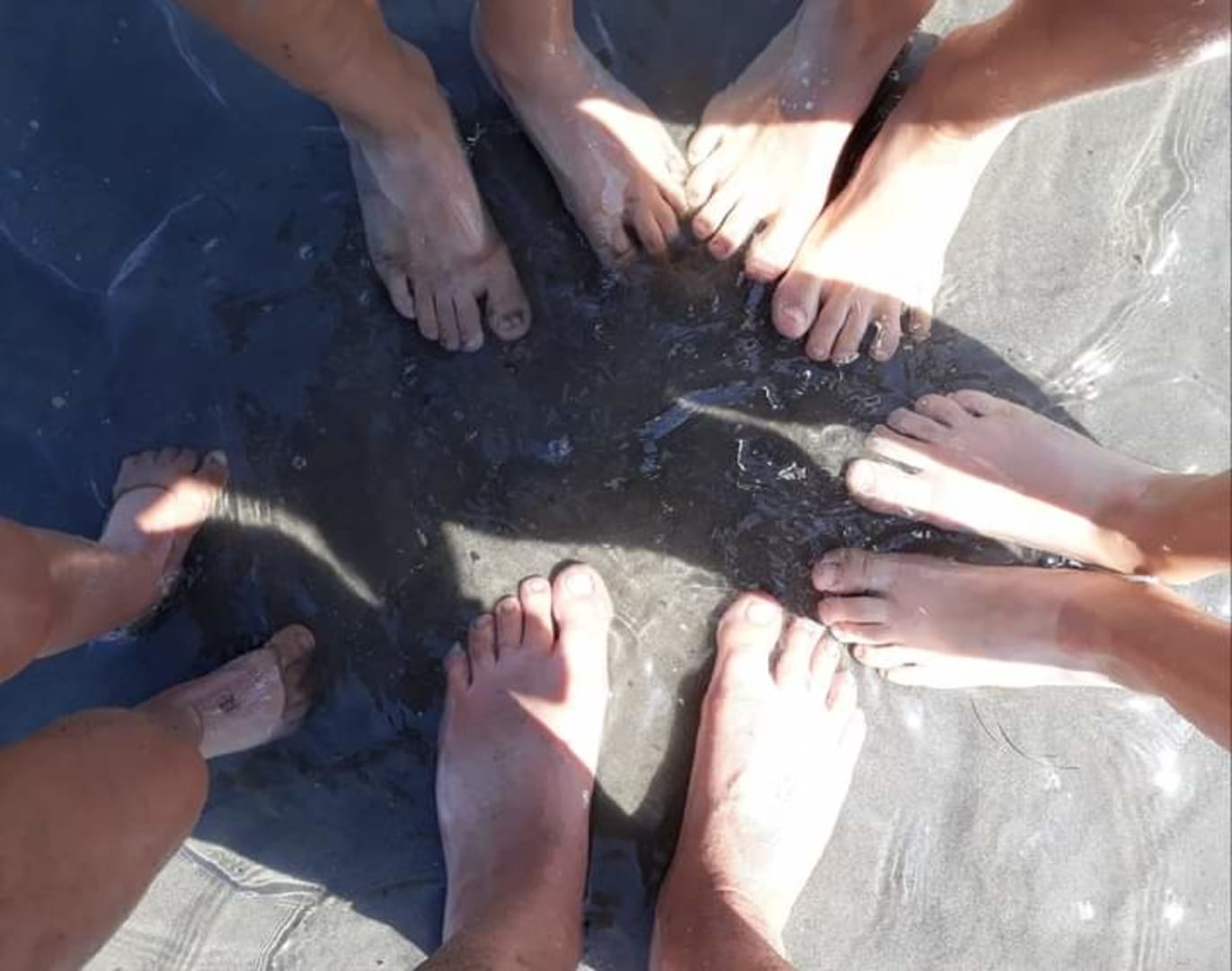 Gemeinsam Füße im Sand vergraben
