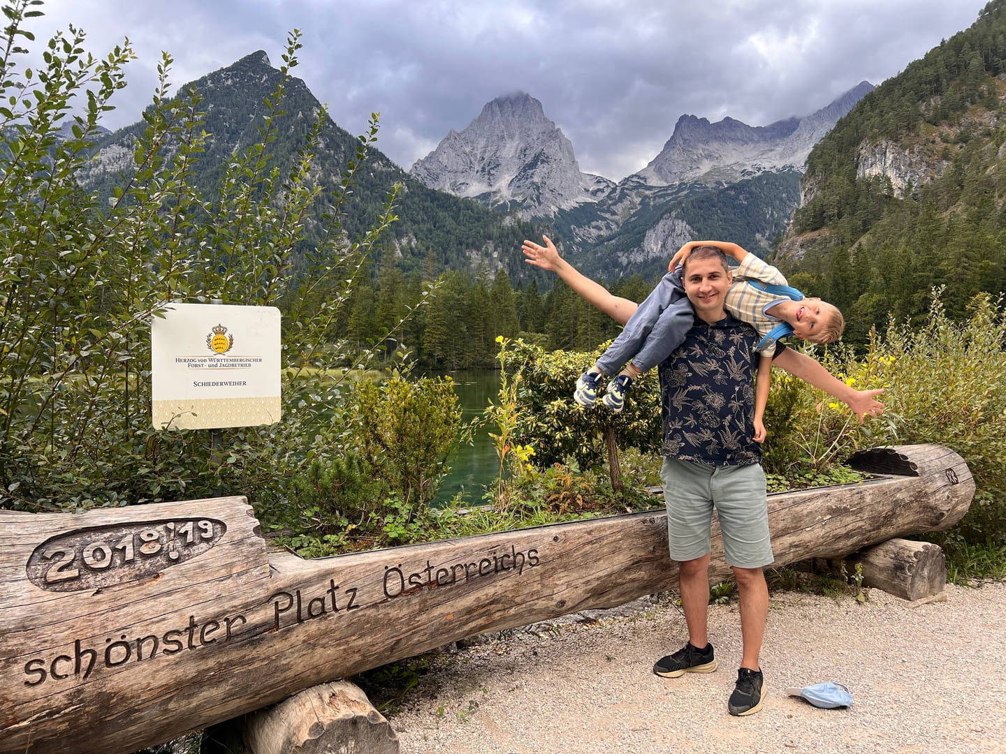 Familienzirkus auf Tour: Akrobatik vor Alpenkulisse