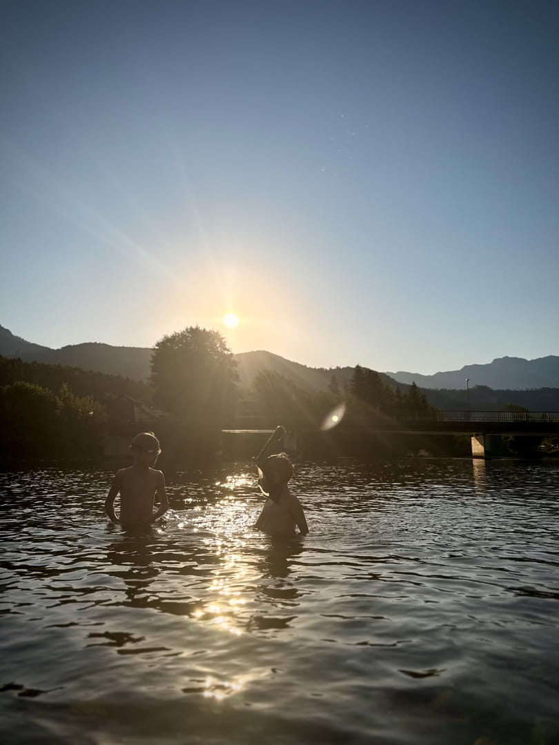 Genieße die kleinen Dinge. Fast täglich und den ganzen Tag an der Traun verbringen bis der Sonnenun