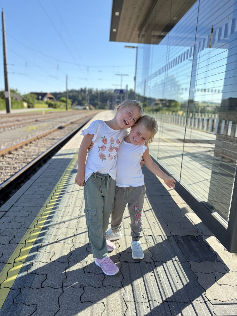 Vorfreude auf die erste Fahrt mit dem Zug.