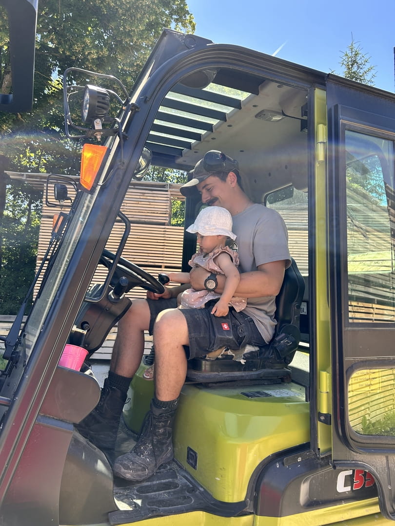 Papa auf der Baustelle helfen 