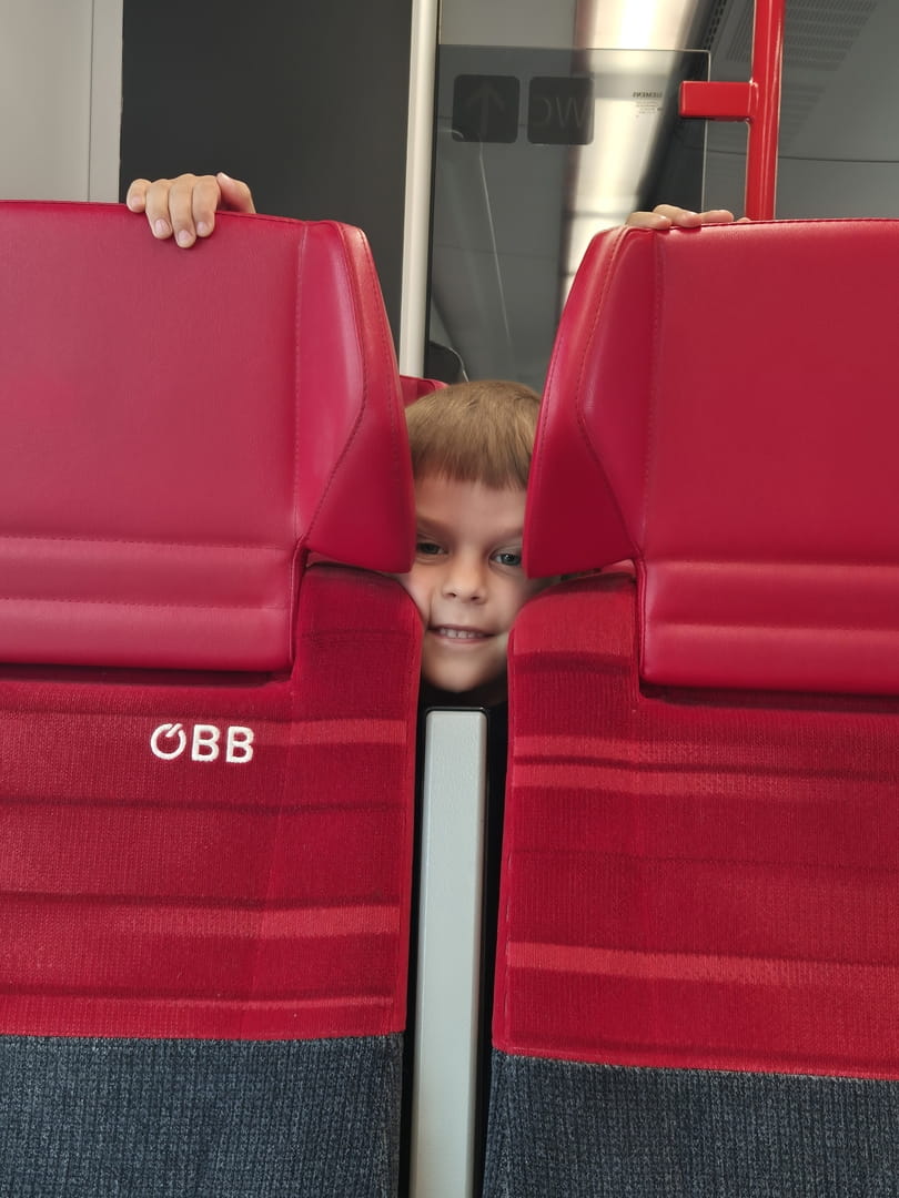 Valentin hat Spaß im Zug nach Bad ischl