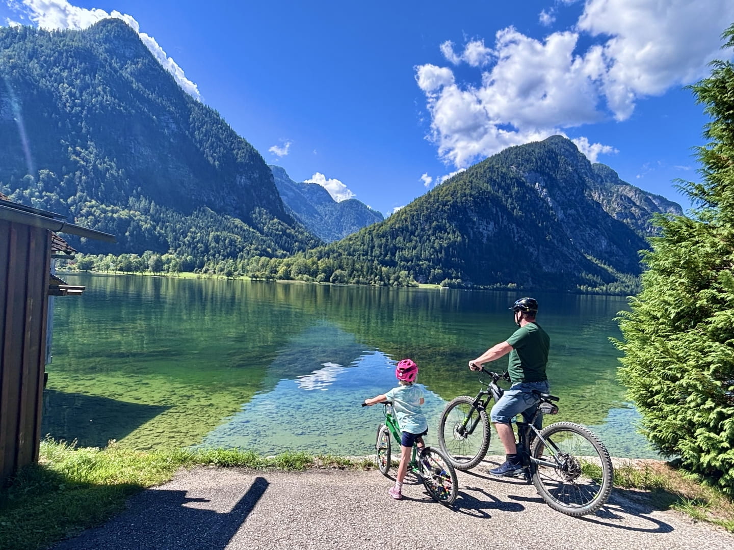 Dank der Oö Familienkarte in ein Postkartenmotiv gezoomt - mit dem Rad den Hallstättersee Ostuferweg