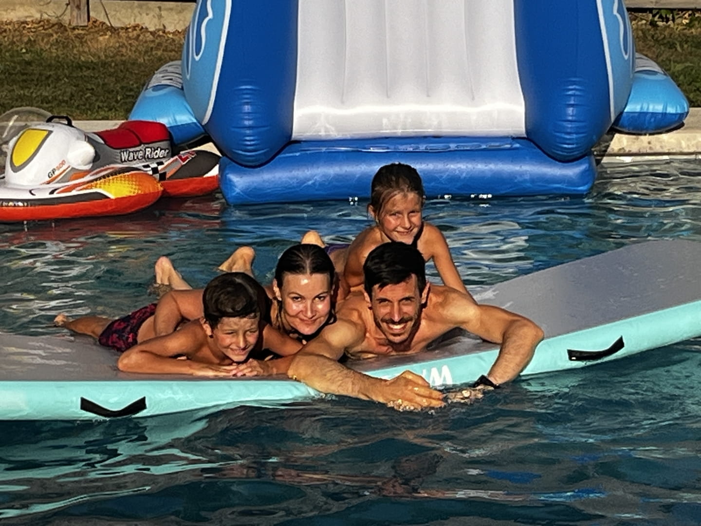 Bei den Temperaturen ist es nur im Pool cool