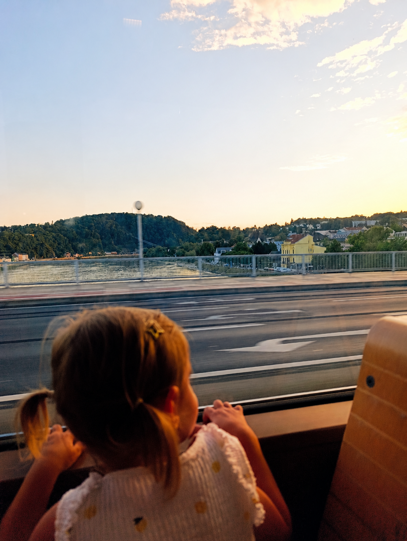 Mit der Straßenbahn Richtung Sonnenuntergang