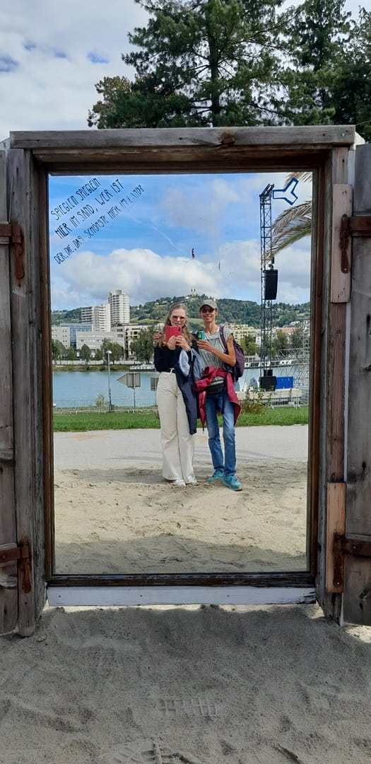 Selfie an der Donaulände mit Blick am Pöstlingberg