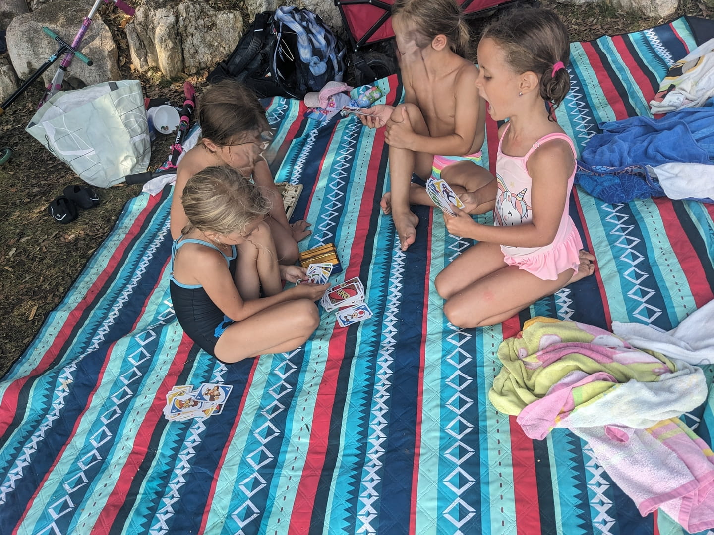 4 Freundinnen, ein Kartenspiel und jede Menge Sommerlaune