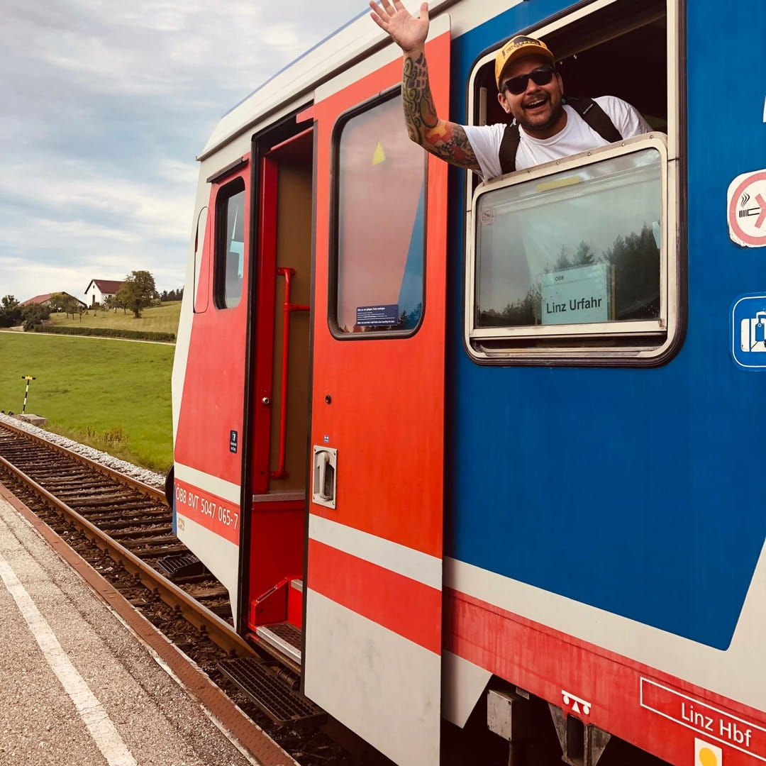 Papa macht ohne uns einen Ausflug, weil wir kein Klimaticket haben.