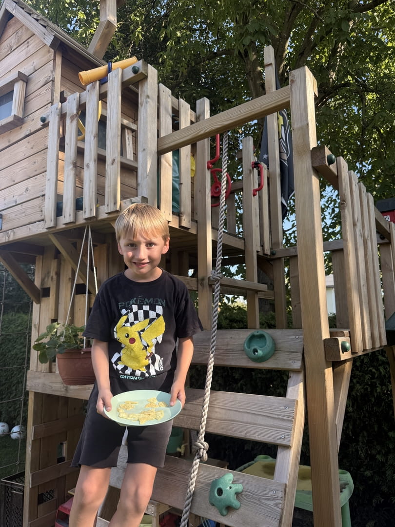 Selbstgemachte Käsechips werden am Spielturm gegessen