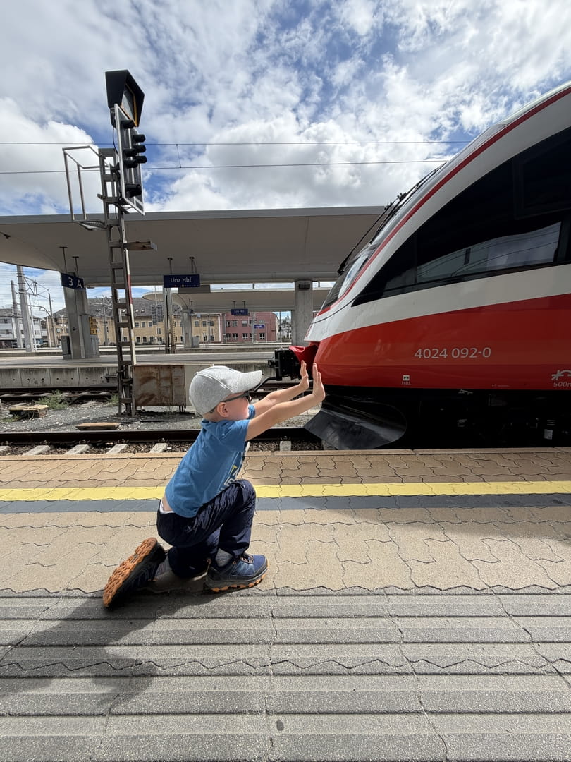 Jakob gibt dem Zug am Linzer Bahnhof einen Stoß damit es endlich los gehen kann