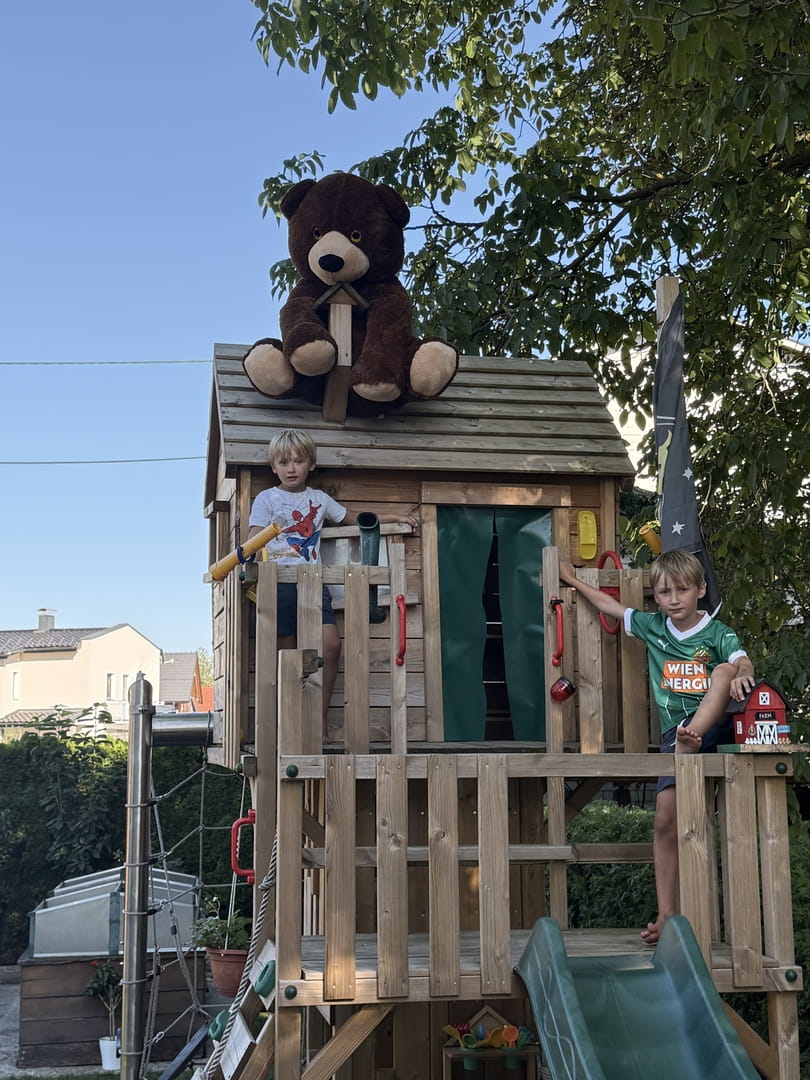 Mit Pupsi Bär am Spielturm 