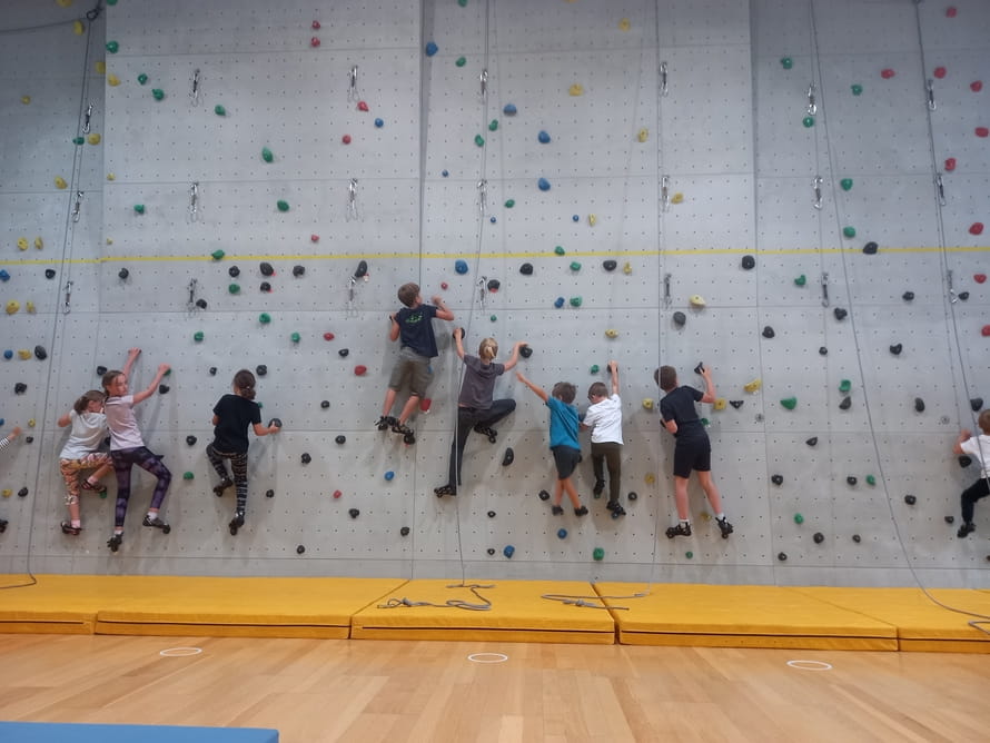 Unter anderem konnten sich die Kinder 2023 an der Kletterwand versuchen.