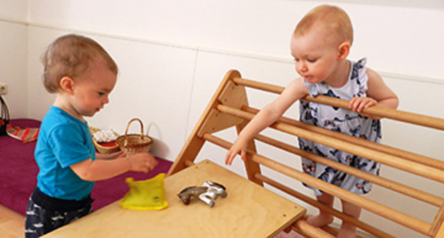 2 Kinder am Dreieckständer