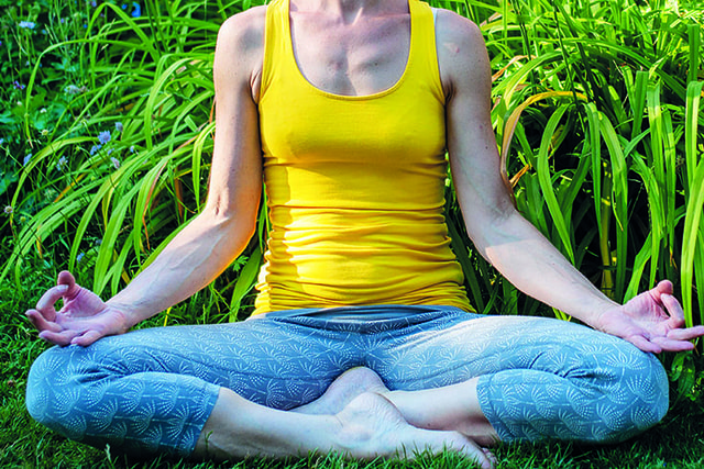 Frau im Yogasitz