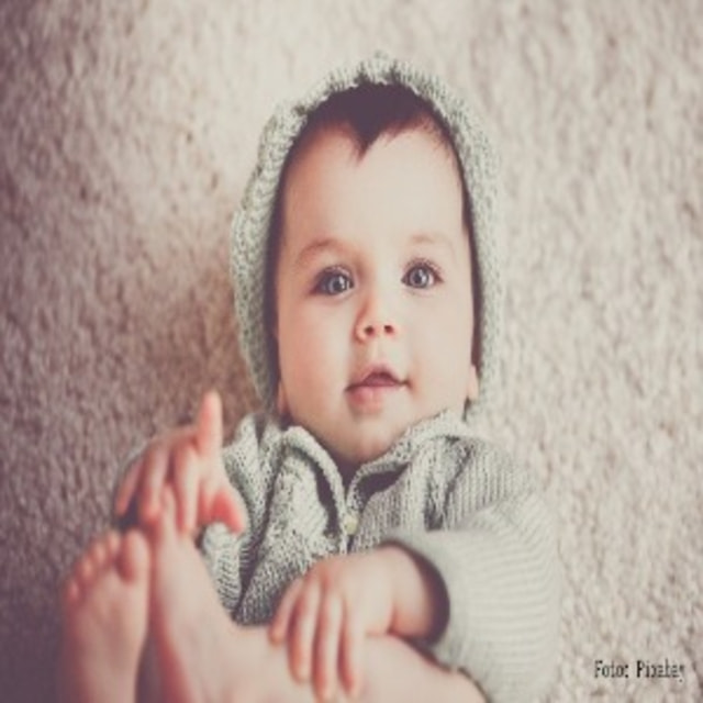 Baby zeigt in Kamera