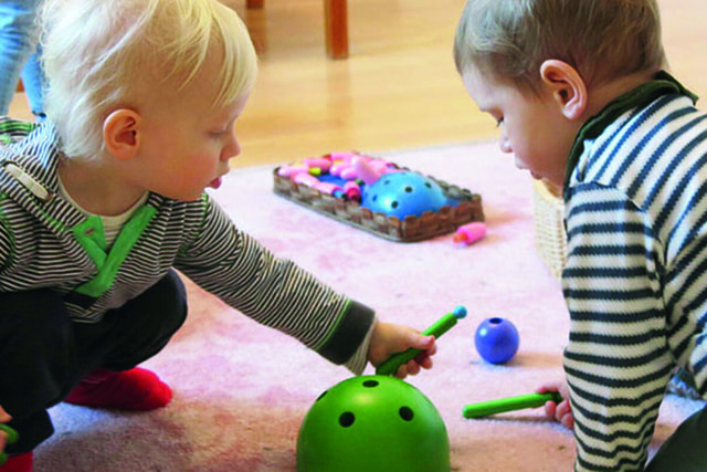 2 Kinder vor einem Steckspiel