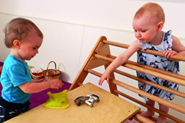 2 Kinder am Dreieckständer