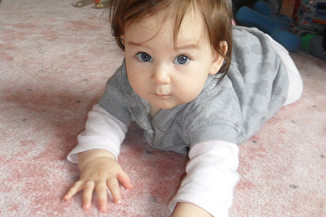 Baby am Bauch liegend