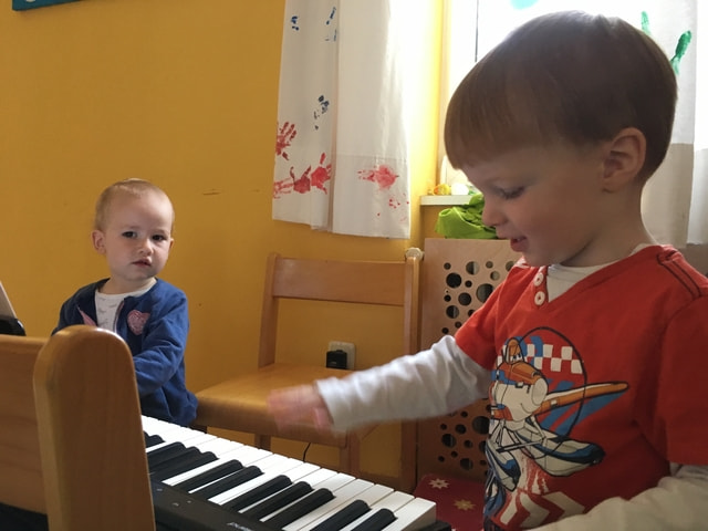Spielgruppe, mit Begleitung, Spielen, Singen, Experimentieren, Erste Kontakte, Austausch Eltern