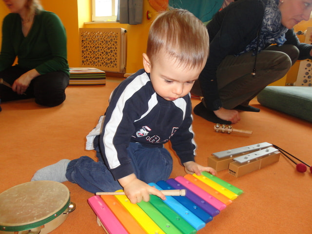 Spielgruppe, mit Begleitung, Spielen, Singen, Experimentieren, Erste Kontakte, Austausch Eltern