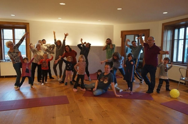 Improtheater-Spiele für Kinder mit Bezugsperson - Kreativität, Spontanität und Spielfreude!